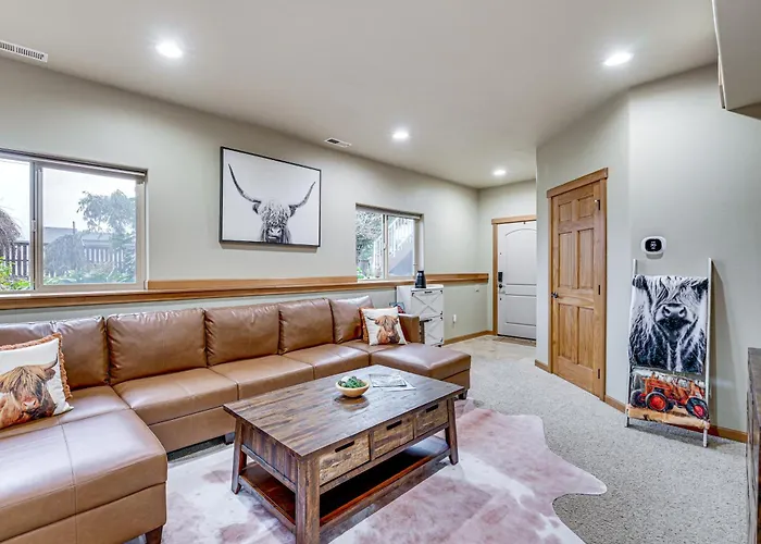 Near Ferry, Shops & Eats! Anacortes Townhome