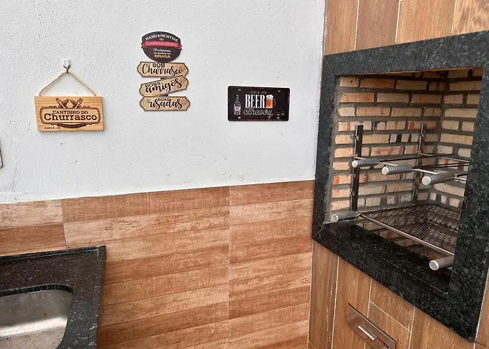 Suite 05 em casa Beira mar, com ar condicionado , cozinha completa com Micro ondas air fryer forno elétrico fogão Geladeira freezer gelagua e cafeteira elétrica Tudo para vc se sentir em casa além de um Deck com churrasqueira vista mar