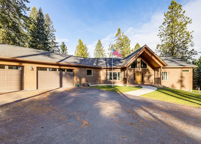 Deck + Views: Scenic Group Getaway In Lakeside!
