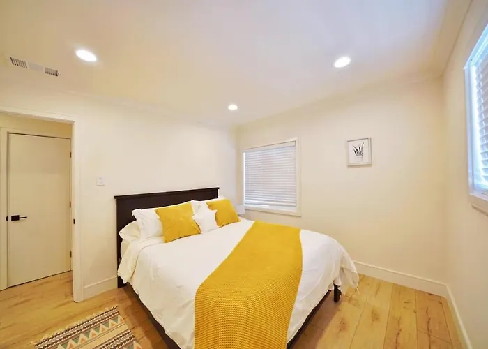 Marbella Lane - Vibrant 4Br Rwc Ldry