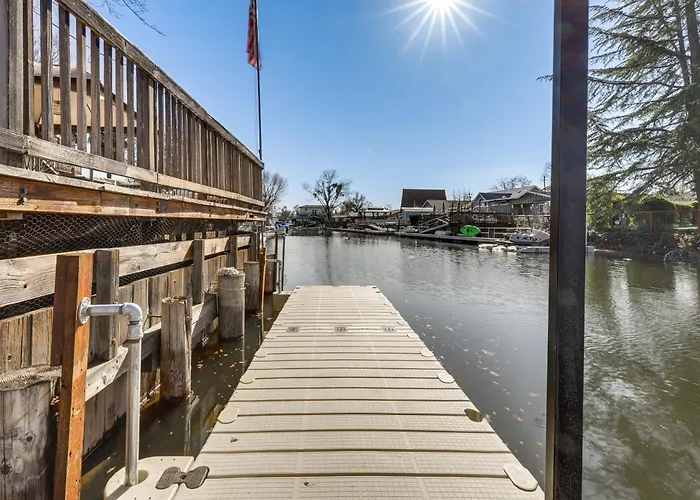 Clear Lake Gem On Canal W/ Dock: Dogs Welcome!