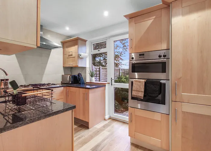 Cosy 2 Bed Maisonette With Driveway Parking And Garden