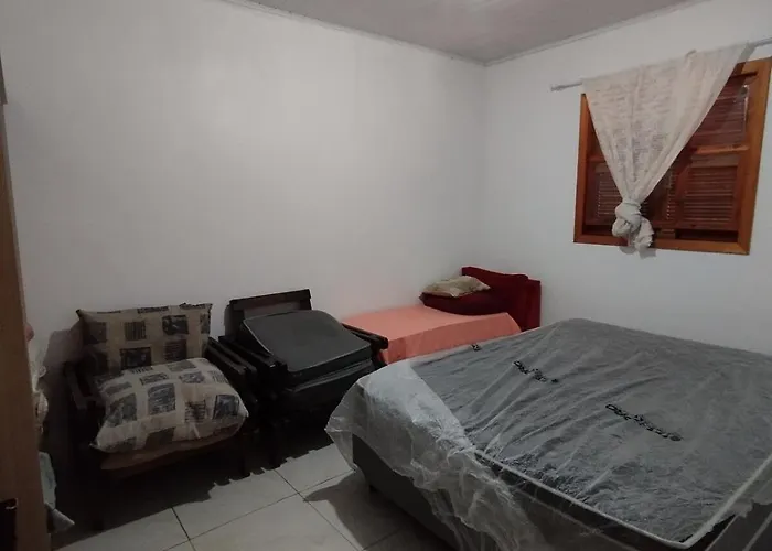 Casa a 600 metros do mar, simples e completa