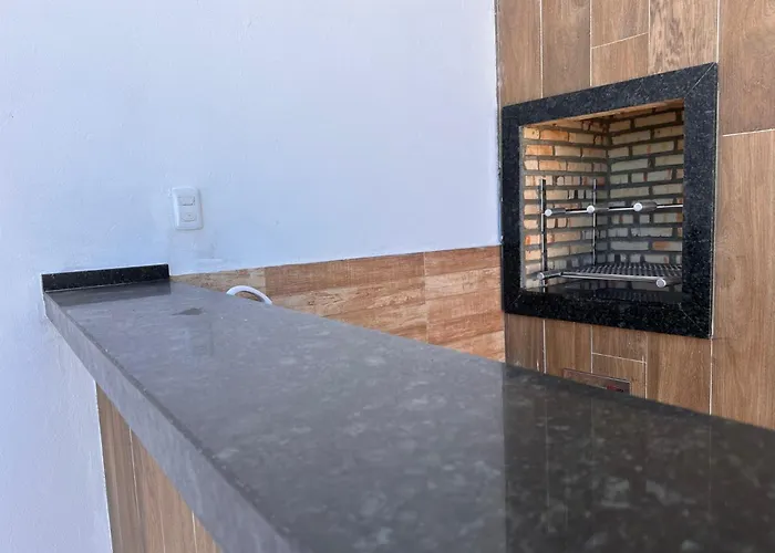 Suite 05 em casa Beira mar, com ar condicionado , cozinha completa com Micro ondas air fryer forno elétrico fogão Geladeira freezer gelagua e cafeteira elétrica Tudo para vc se sentir em casa além de um Deck com churrasqueira vista mar