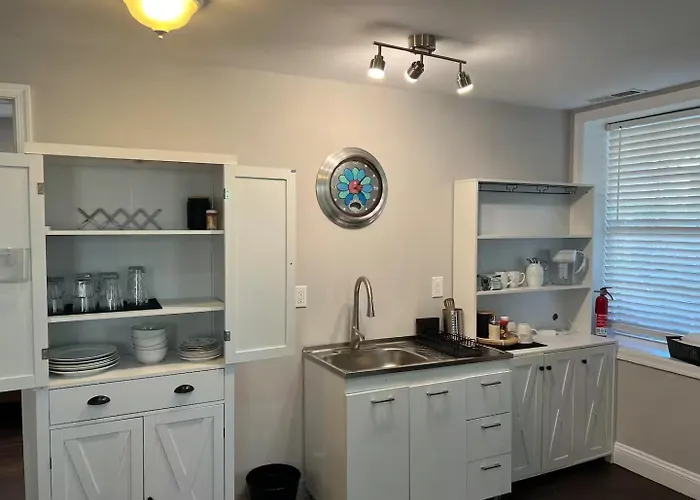 25 Lux Room 7 - 2 Queen Beds, Shared Bathroom - Nonsmoking