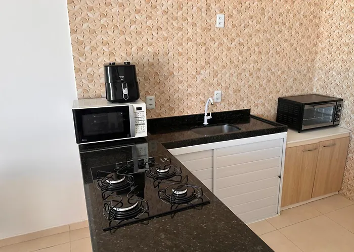 Suite numero 3 BEIRA MAR com ar condicionado , cozinha compartilhada e completa com Micro ondas air fryer forno elétrico fogão Geladeira freezer gelagua e cafeteria elétrica Tudo para vc se sentir em casa além de um Deck com churrasqueira vista mar
