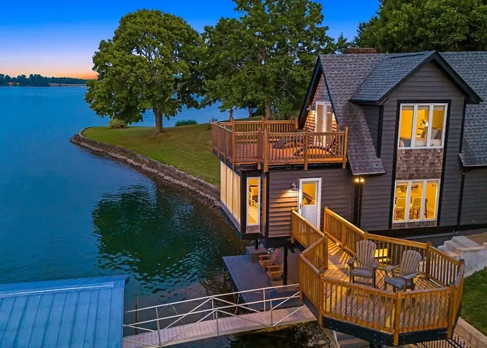 North Shore Lake - Lakefront Escape, Dock Access And Mountain Views!