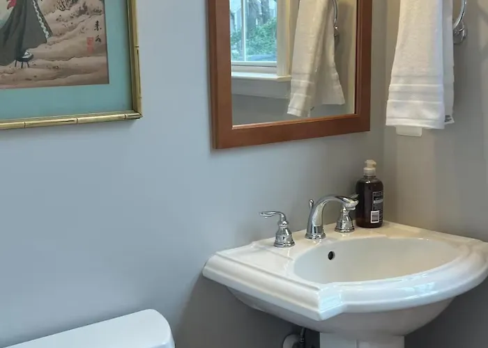 25 Lux Room 2 - 1 Queen Bed, Shared Bathroom - Nonsmoking
