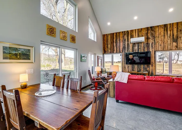 Peaceful Farmhouse Retreat 6 Mi To Virginia Tech!