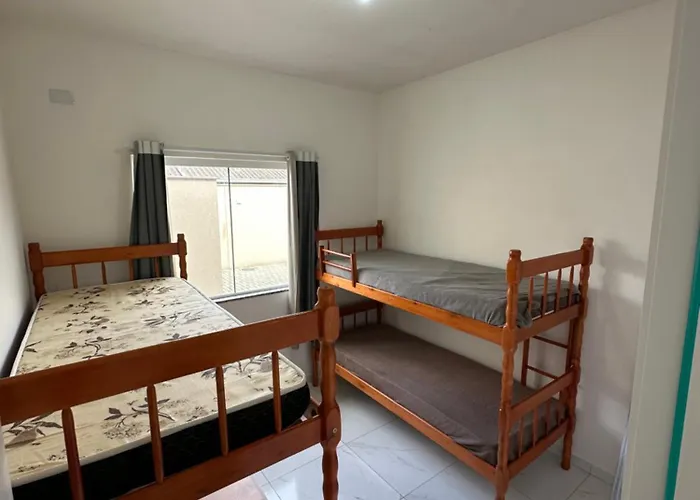 Casa com 2 Quartos, ar condicionado, cozinha e lavanderia completa, até 2 carros