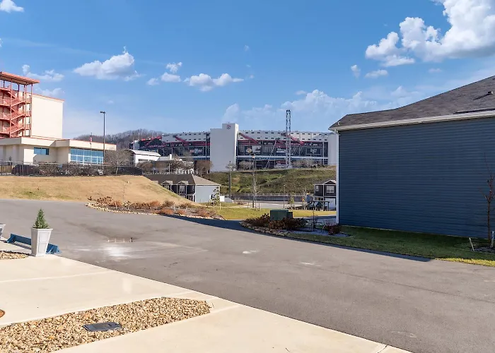 Stylish 3Br Getaway Across Bristol Speedway