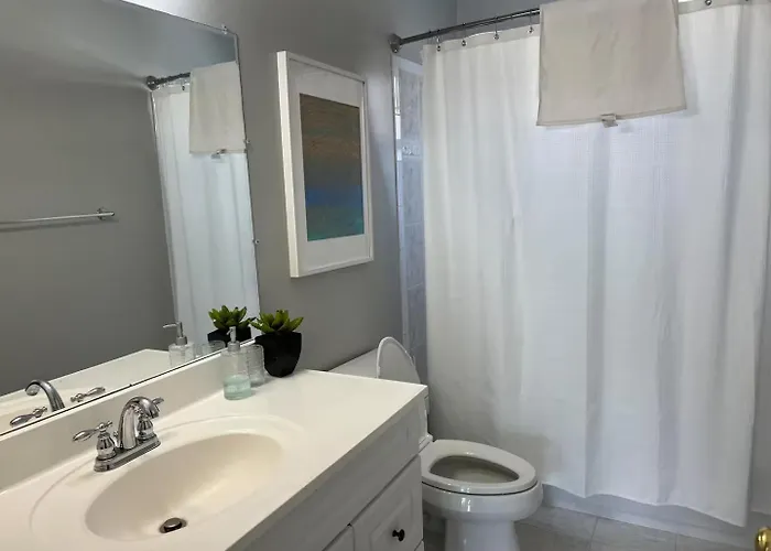 25 Lux Room 2 - 1 Queen Bed, Shared Bathroom - Nonsmoking