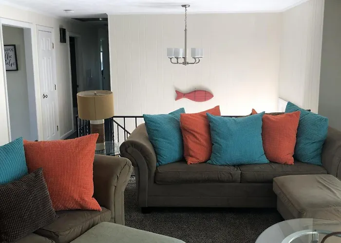 Spacious And Walk To The Beach With Central Ac And Outdoor Shower