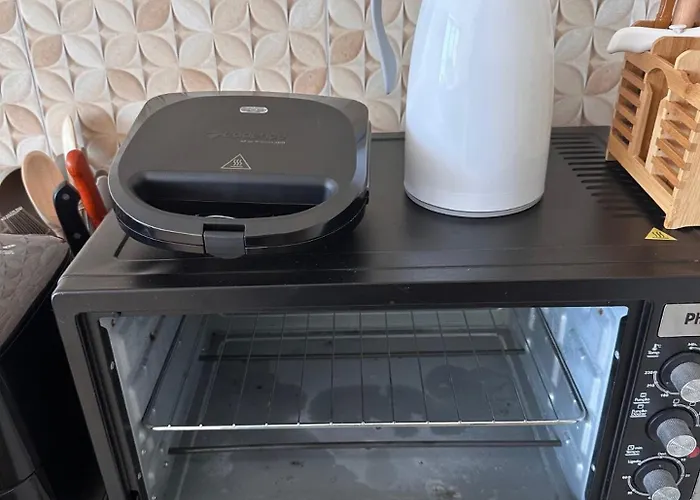 Suite numero 3 BEIRA MAR com ar condicionado , cozinha compartilhada e completa com Micro ondas air fryer forno elétrico fogão Geladeira freezer gelagua e cafeteria elétrica Tudo para vc se sentir em casa além de um Deck com churrasqueira vista mar