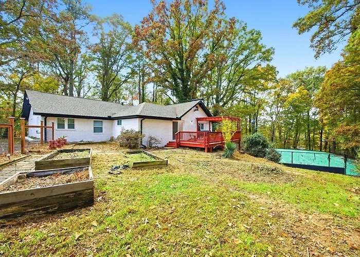 The 6Br Atlanta Retreat House-Poolside Comfort & Playful Vibes Sleeps 28