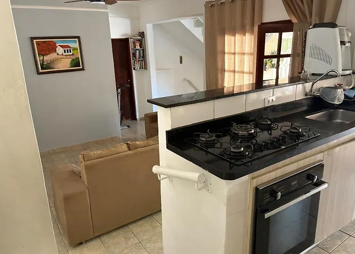 Casa inteira com três quartos, piscina aquecida por energia solar e área de churrasqueira