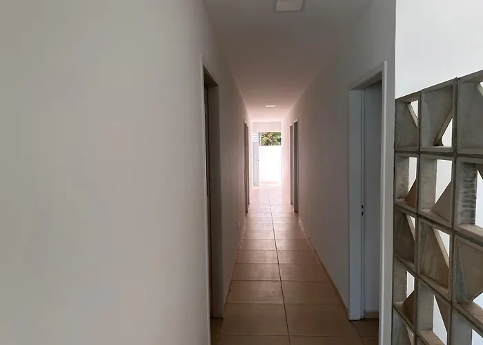 Suite numero 3 BEIRA MAR com ar condicionado , cozinha compartilhada e completa com Micro ondas air fryer forno elétrico fogão Geladeira freezer gelagua e cafeteria elétrica Tudo para vc se sentir em casa além de um Deck com churrasqueira vista mar
