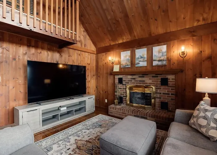 Forest Chalet Retreat Minutes From Downtown 4 Bed