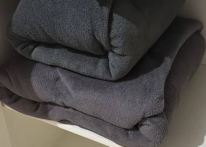 suíte para 3 pessoas com ar,tv e frigobar garagem para veículo de pequeno porte