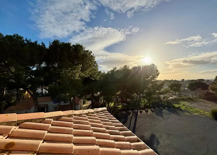 Bulle De Thau, Piscine Et Pinede