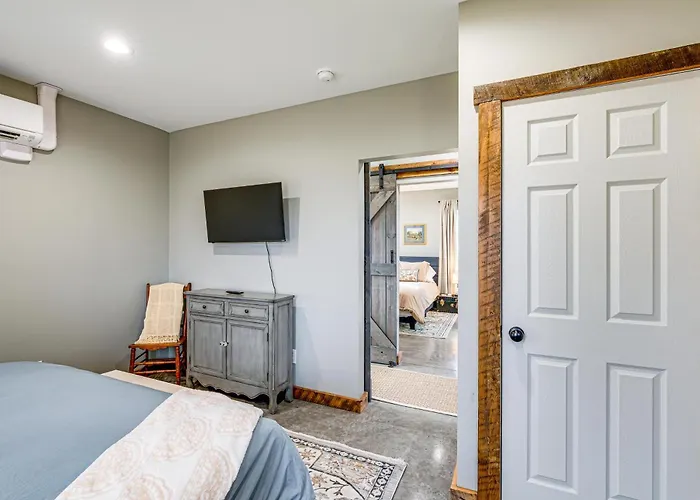 Peaceful Farmhouse Retreat 6 Mi To Virginia Tech!