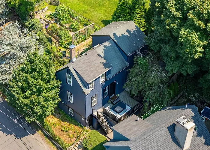 Minutes To Salem|Historic Marblehead Nautical Home