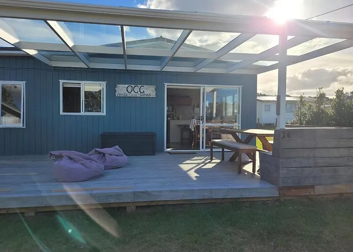 Oakura Family Bach, Sleeps 10, One Back From Beach