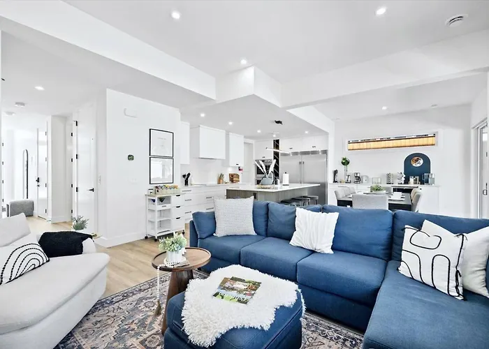 Luxurious 4Br Beach Retreat With Backyard And Balcony