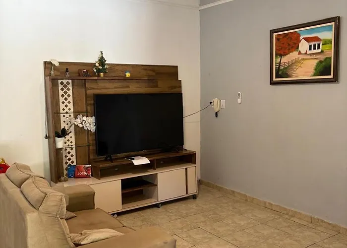 Casa inteira com três quartos, piscina aquecida por energia solar e área de churrasqueira
