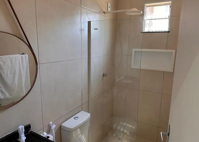 Suite numero 3 BEIRA MAR com ar condicionado , cozinha compartilhada e completa com Micro ondas air fryer forno elétrico fogão Geladeira freezer gelagua e cafeteria elétrica Tudo para vc se sentir em casa além de um Deck com churrasqueira vista mar