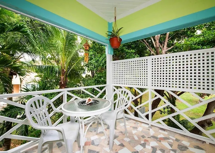 Chat N Chill - Top Floor Condo, Walk To Pink Sands Beach Townhouse