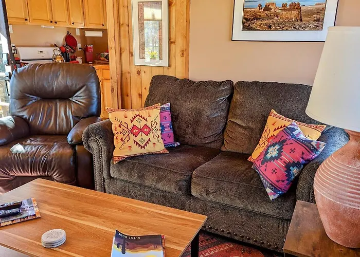 Basecamp Bluff - Bungalow With Patio, Dogs Welcome