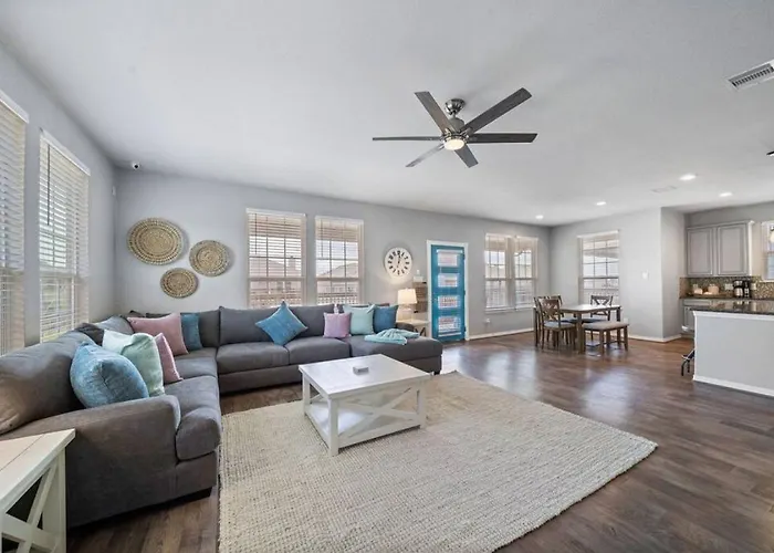 Perfect Seabrook Retreat Just Minutes From The Bay With Fire Pit And Cowyboy Soaking Pool