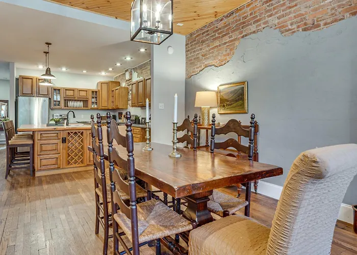 Private Hot Tub, Steps To Main St: Saluda Retreat