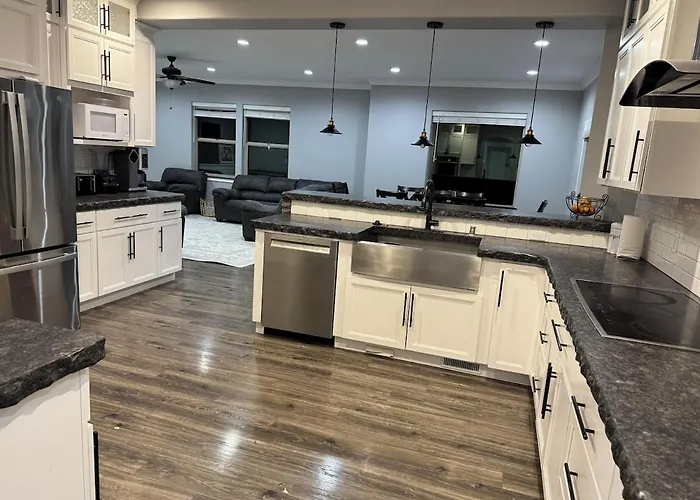 Peaceful 4 Bedroom House Near Lake Access
