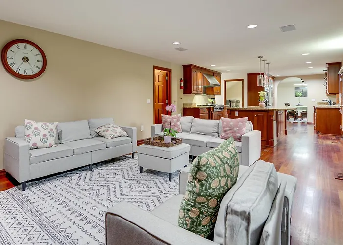 Lake-View Woodinville Retreat W/ Hot Tub + Theater