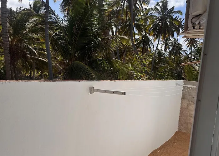Suite 04 em casa Beira mar, com ar condicionado , cozinha completa com Micro ondas air fryer forno elétrico fogão Geladeira freezer gelagua e cafeteira elétrica Tudo para vc se sentir em casa além de um Deck com churrasqueira vista mar
