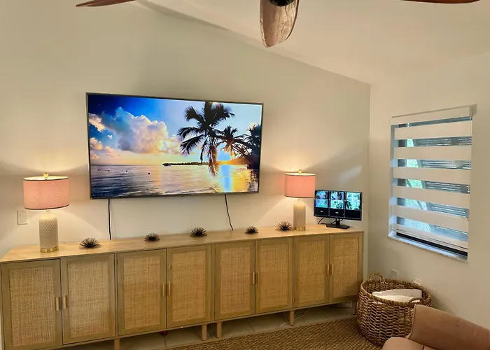 Three-Bedroom House - Best Area-Heated Pool-Spa And Sauna Close To Beaches