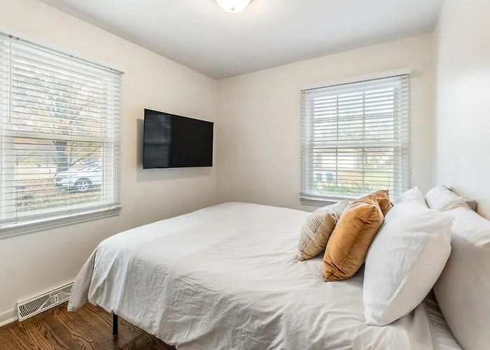 Nall Hills Gem! Great Location & New Interior!