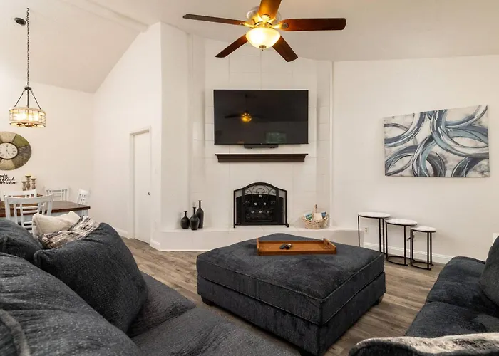 Private Pool - Game Room - Backyard Tv - Fenced Yard