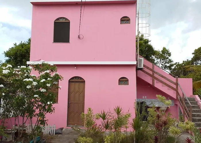 Casa Rosa da Ilha - Suíte com Ar-condicionado e Jardim Amplo