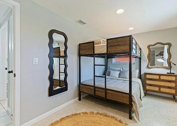 Right At Home Stays - Modern 2Br 2Ba With Yard & Fireplace