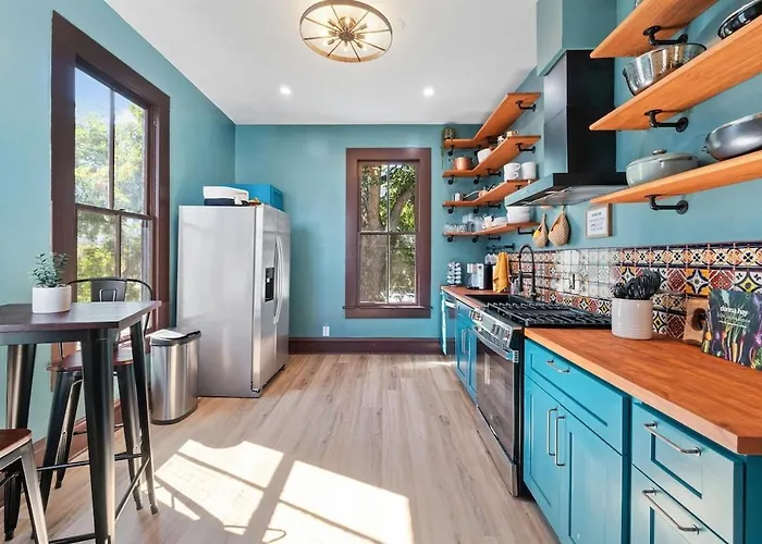 Historic French Royal Estate Near Capitol&UT Perfect Austin Getaway