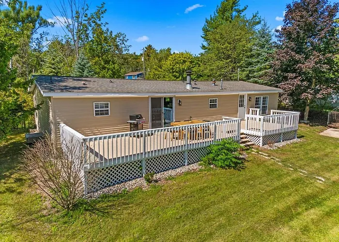 Lakefront 3 Bedroom Retreat On Susan Lake-5 Minutes From Charlevoix
