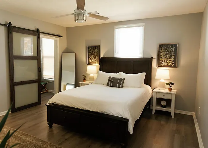 "The Homestead" Upscale Stay - Downtown With Yard