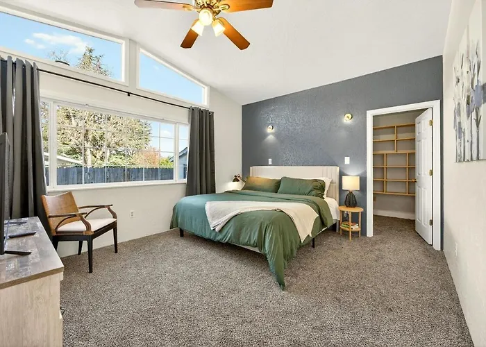 Jville Gem | Walk Downtown | Private & Quiet!