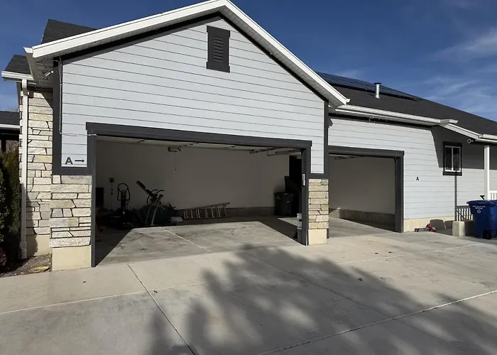 Cozy & Comfy Mountain-View Home Airport 15 Min