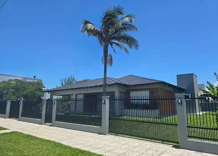 Casa ampla com piscina à duas quadras do mar!