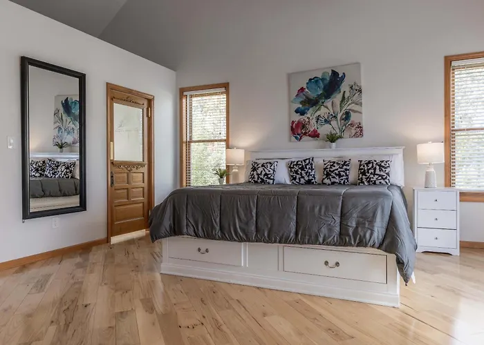 Mackinac Island Cabin Steps To Ferry Sleeps 12