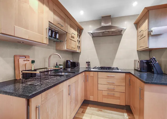 Cosy 2 Bed Maisonette With Driveway Parking And Garden